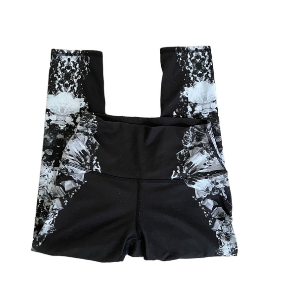 Alo Yoga High Waisted Floral Capri Leggings - Picture 3 of 9